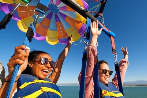 Parasail sobrevolando la costa de Santa Bárbara