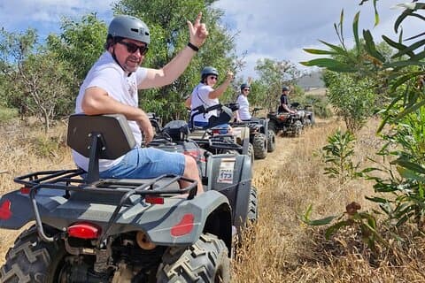 Passeio divertido de quadriciclo na fazenda de avestruzes na Cidade do Cabo
