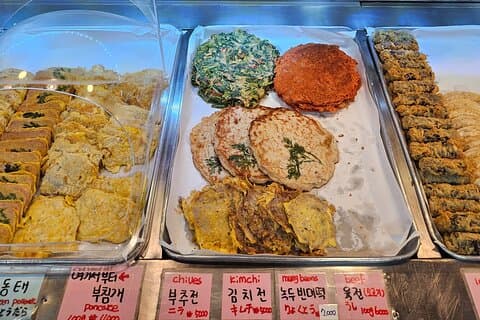 Jeon-Pfannkuchenbuffet im koreanischen Stil auf einem traditionellen Markt in Seoul