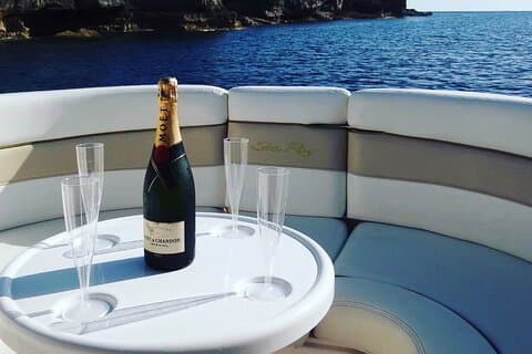 Solnedgang på en yacht med cava