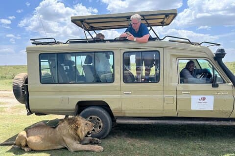 Excursão de 2 dias Tarangire e grupo da cratera Ngorongoro ingressando no Safari