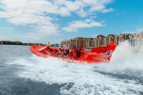 Schnellboot auf der Themse in London