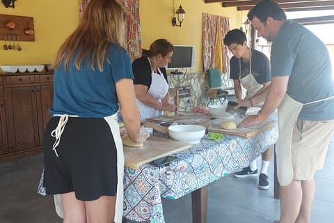Lezione di cucina su fettuccine e ravioli con aperitivo e pranzo