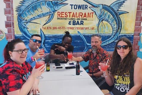 バー巡り、パブ巡り、ショッピング、観光ツアーオチョ・リオス
