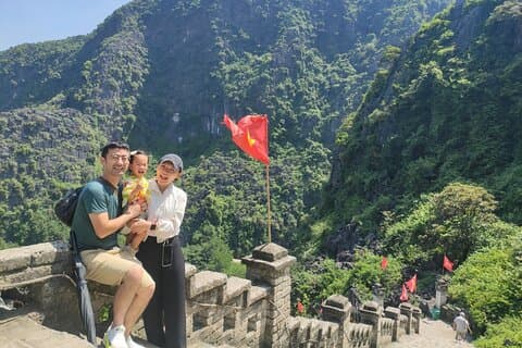 Deluxe Hoa Lu Trang An Mua Cave Liten grupp med limousinebuss