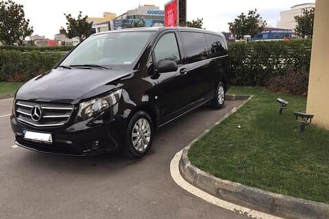 Llegada del traslado privado del aeropuerto de Santiago de Compostela al centro de la ciudad en minivan