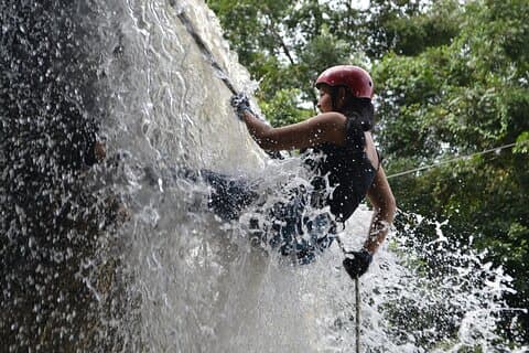 Perseguindo cachoeiras na experiência de canyoning em Pokhara