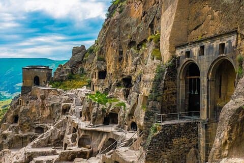 Tour privato da Tbilisi alla città grotta di Vardzia e al castello di Rabati