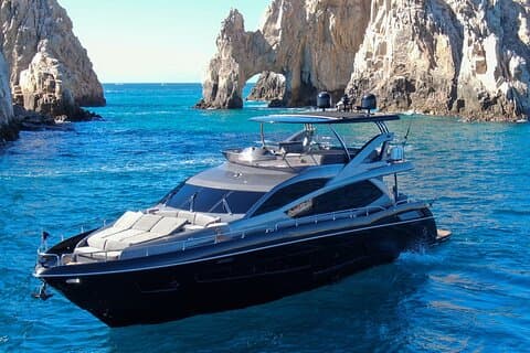 Yate negro de lujo en Cabo