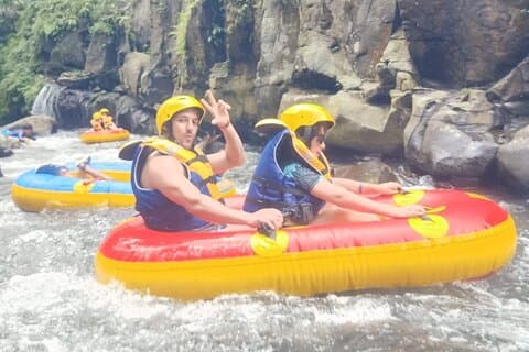 Aventura de tubulação no rio Bali no rio Pakerisan Ubud