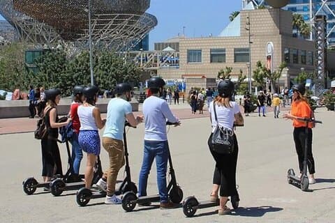 Varsovie : Skyline & Modern City : Tour en scooter électrique (1,5 heure)