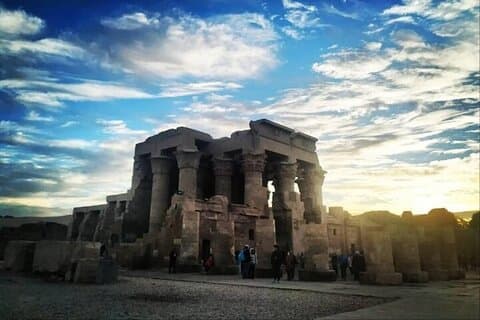 ルクソール・アスワンプライベートツアーエスナ・クヌム、エドフ・ホルス・コムオンボ寺院