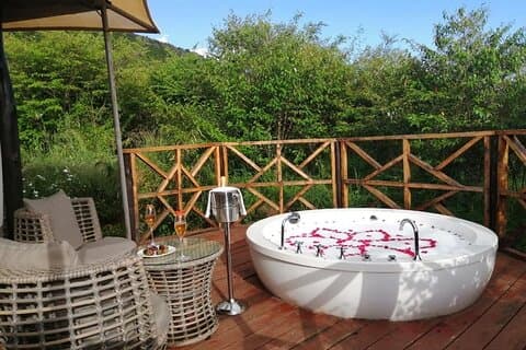 Romantic Mara Getaway with Jacuzzi