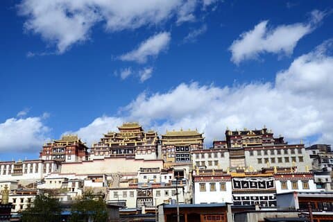 Tour privado al monasterio Songzanlin y almuerzo tibetano desde Zhongdian