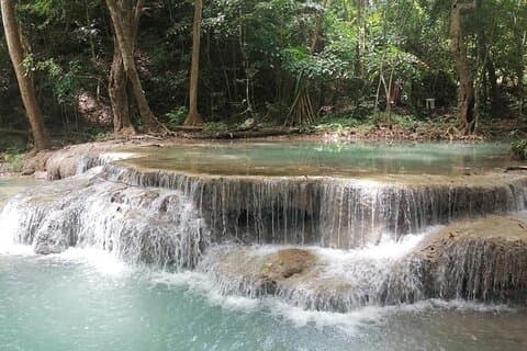 Erawan-Wasserfall und River Kwai-Erlebnis in Thailand
