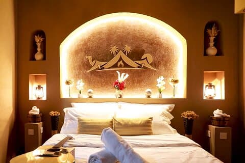 Övernattning i Sandy Room Bo på Arabian Desert Tour