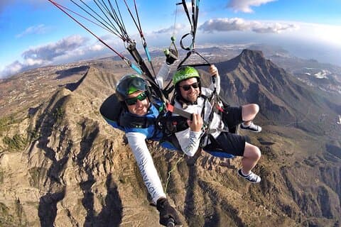 Voo duplo de parapente SILVER 1000m acima do sul de Tenerife