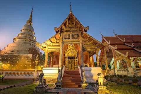 Excursão noturna de Tuk-Tuk em Chiang Mai - templos, mercados e comida de rua