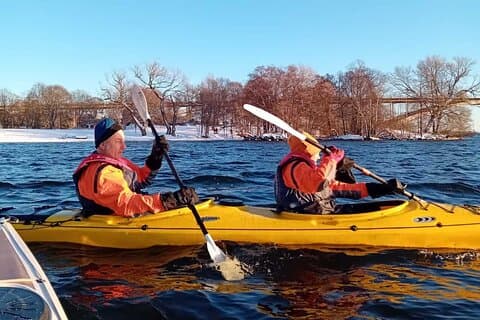 Winterkajaktocht in Stockholm (droogpakkajakken)