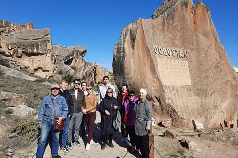 Viagem majestosa a Qobustan e Absheron