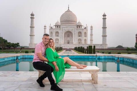 From Delhi: Deluxe Taj Mahal Agra Tour with Luxury cars.