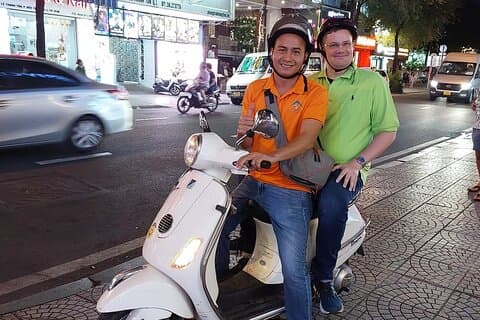 Sai Gon: Lokale Küche mit einer weißen Vespa