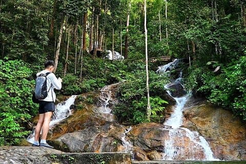 Tour di un'intera giornata con cascate, sorgenti termali, Batik Art e lucciole