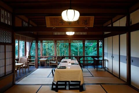 Private Food and Architecture Walking Tour in Kinsuite