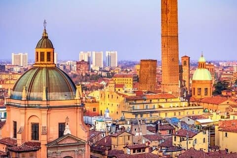 Tour privato a piedi dei punti salienti di Bologna con una guida