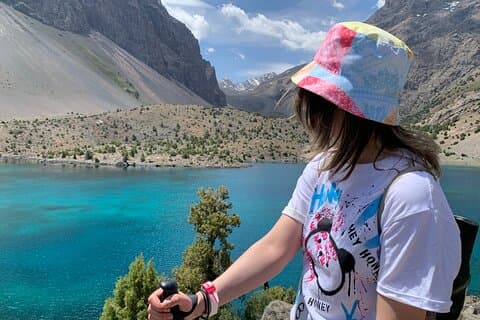 Camping d'un week-end dans les gorges cachées des montagnes Fann