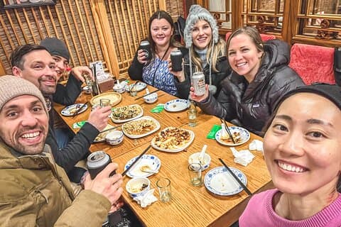 Recorrido gastronómico y cervecero a pie por los hutongs de Pekín en restaurantes ocultos