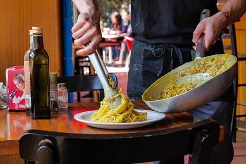 Gör Pasta Carbonara från grunden på en jazzklubb i Venedig