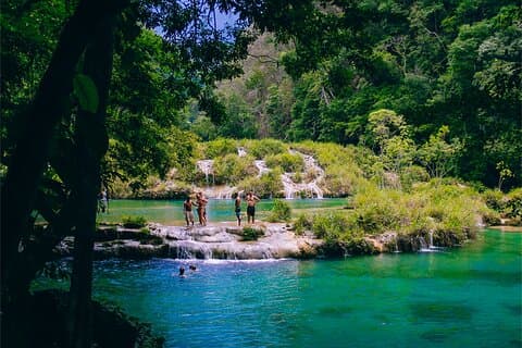 Delt transport fra Panajachel eller Lake Atitlan til Semuc Champey