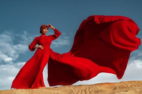Vestido voador © Fotografia no deserto de areia vermelha de Dubai