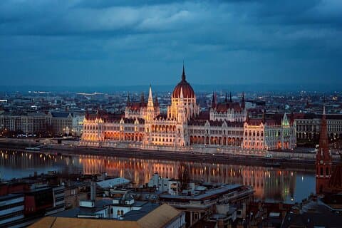 Trasferimento privato da Praga a Budapest con sosta turistica a Bratislava
