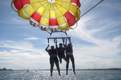 Tour tutto compreso di sport acquatici a Bali e Tanah Lot Sunset