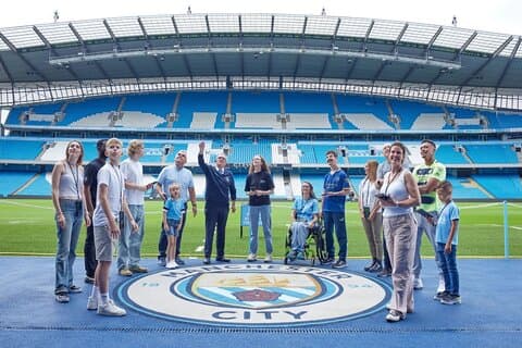 Etihad Stadium: Manchester City FC Tour de trem saindo de Londres
