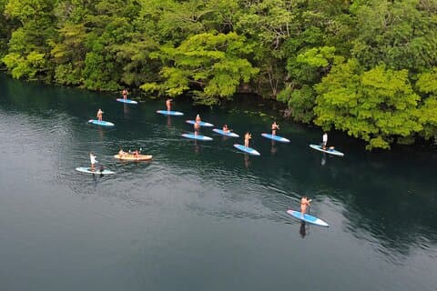 Paddla i gryningen med besök på Cenotes och öar