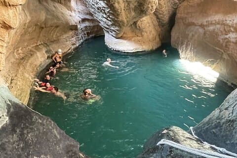 Privé Wadi Shab-avontuur - Bimmah Sinkhole en Fins Beach Tour