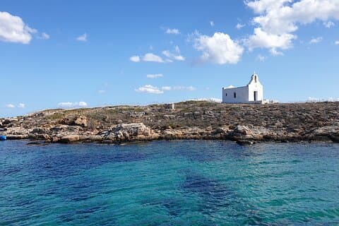 Rolig badkryssning på en piratbåt från Paros