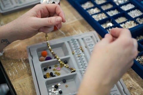 Fabricación de pulseras personalizables en París