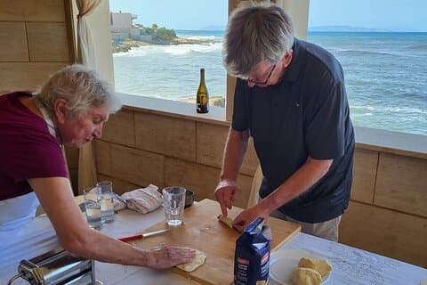 Aprende a hacer cannoli tradicionales sicilianos con vistas al mar.