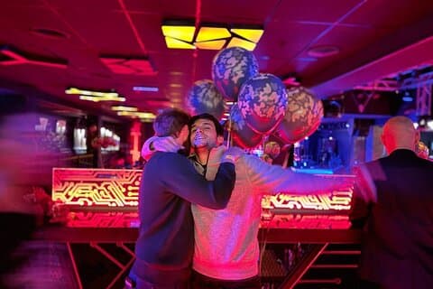 Vida noturna de Bishkek: como Metropolis vive e cria bebidas em bares