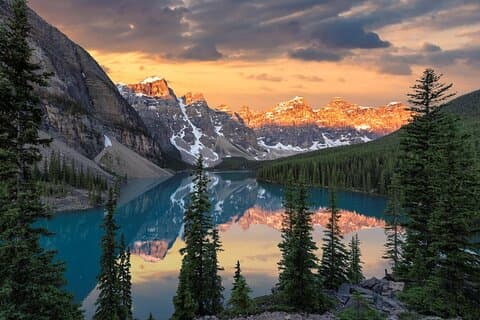 Moraine Lake Sunrise 3-Hour Tour from Canmore/Banff