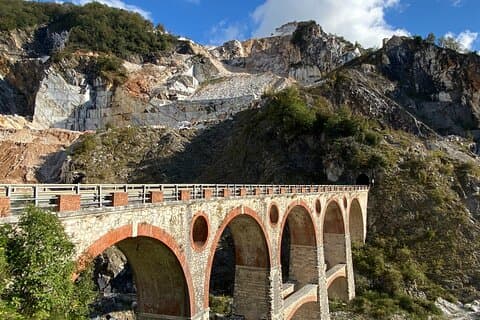 Udforsk Carraras vidundere og den toscanske kyst fra Lucca