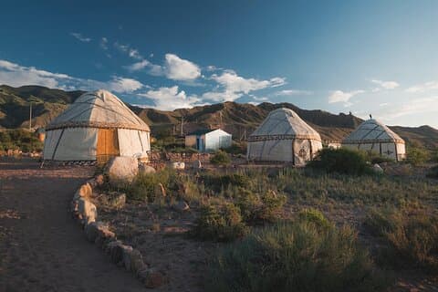 2 dias de passeio a cavalo nos cânions do lago Issyk Kul e estadia em yurt