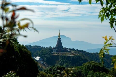 トレッキングとパゴダを含むドイ インタノン国立公園の 1 日ツアー