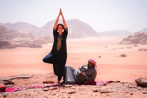 Yoga & Sunset Desert Tour i Wadi Rum Jordan med overnatning