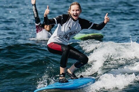 Surflektion i liten grupp i Playa de las Americas