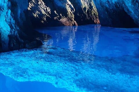 Privat bådtur til Blue Cave og Vis højdepunkter